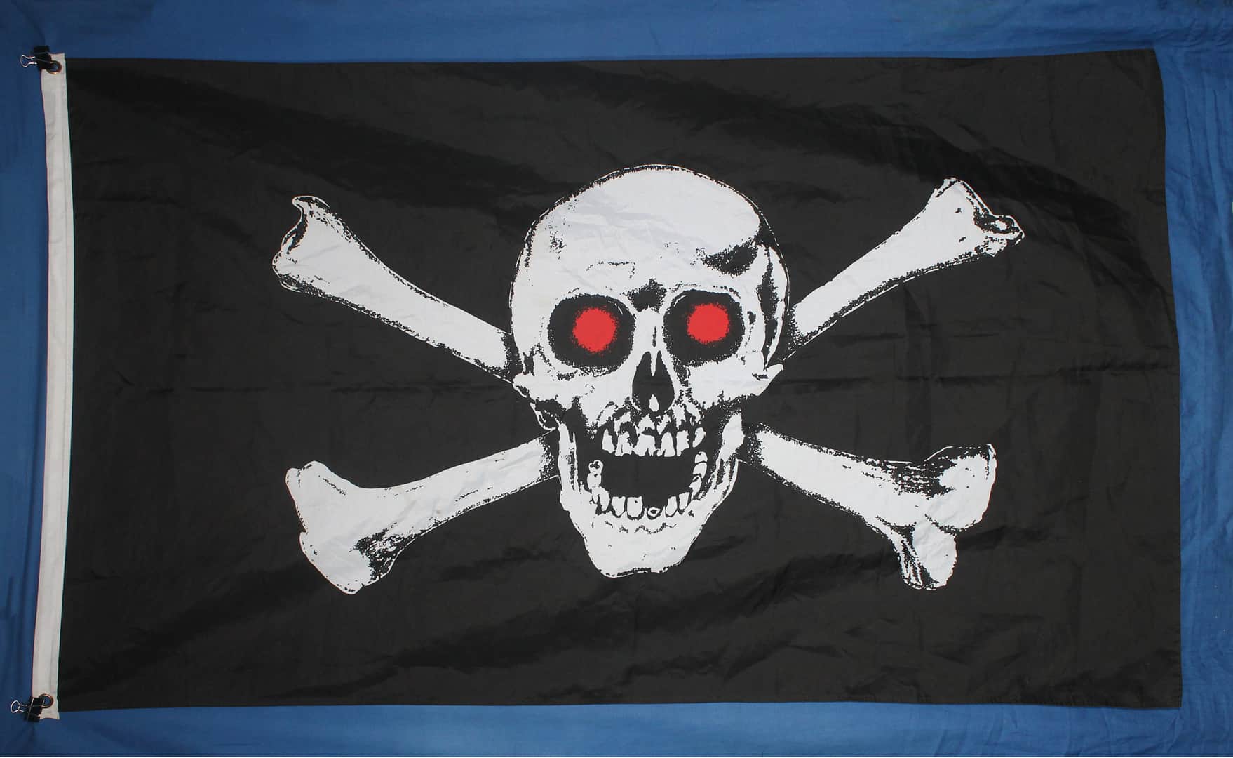 Флаг веселый роджер вектор. Череп с костями картинка. Пиратский флаг веселый роджер. Черный флаг с черепом. Пиратский флаг.