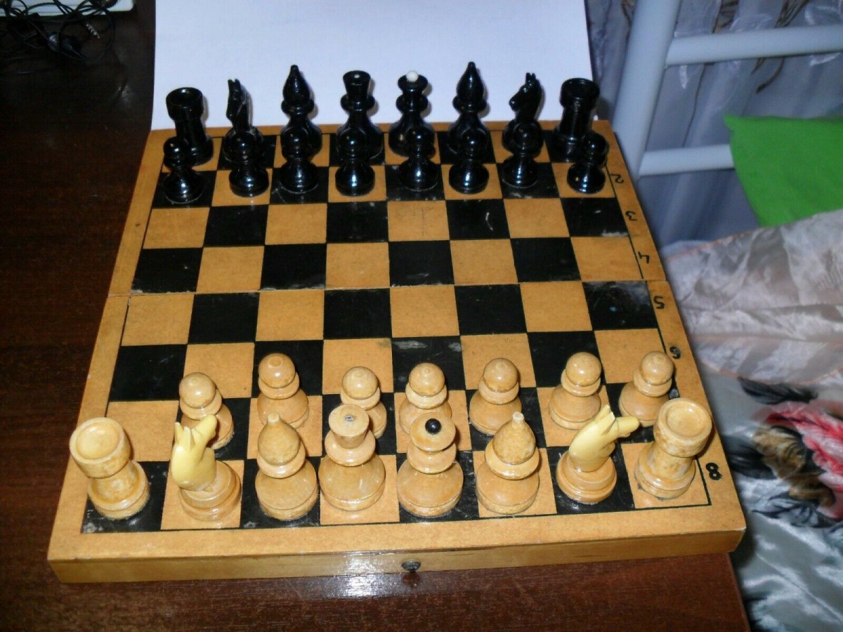 Советские шахматы с деревянными фигурками?