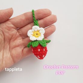 Strawberry keychain crochet pattern, Bag charm strawberry with flower, Crochet small strawberry accessories, Strawberry car hanging, Handmade strawberry party favor, strawberry farmer market